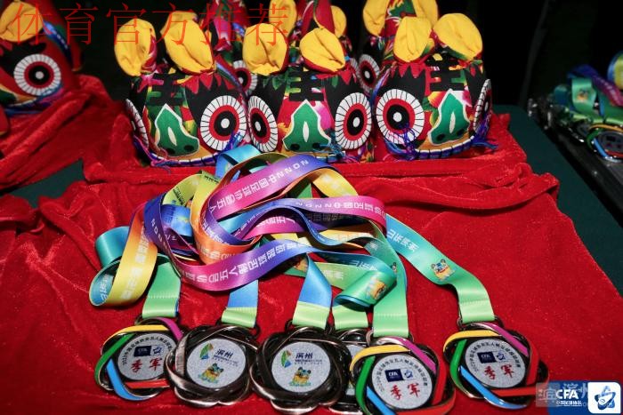 深圳南岭铁狼斩获2023五超联赛冠军奖杯 深圳南岭铁狼斩获2023五超联赛冠军奖杯